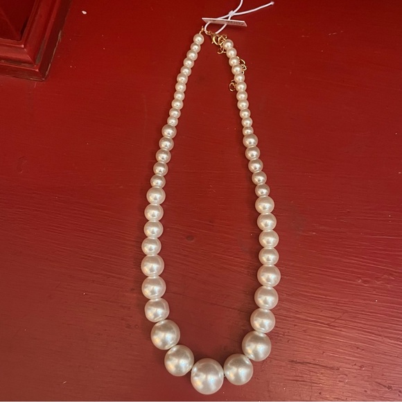 🏷️ Strand Of Faux Pearls Necklace - Picture 5 of 5